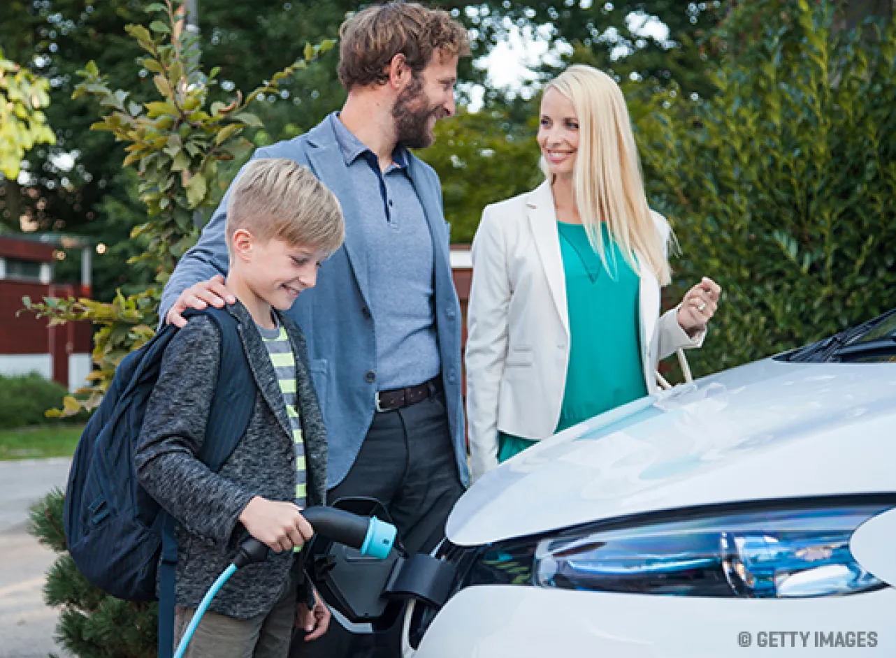 La famille défend la voiture rechargeable